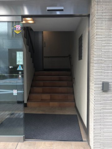 商工聯合会（ショウコウレンゴウカイ）ビルのエントランス