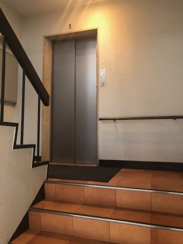 商工聯合会（ショウコウレンゴウカイ）ビルのロビー