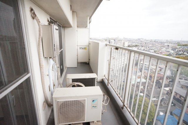 習志野市津田沼５丁目の賃貸マンションのバルコニー|日当たりの良いバルコニーは洗濯物も良く乾きますね