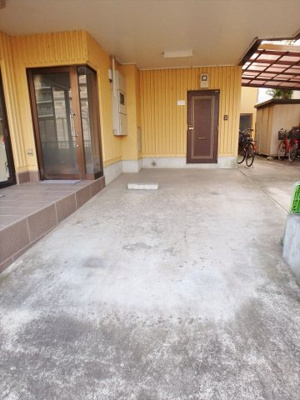 【駐車場】 | カルペ・ディエム | 敷地内屋根付き駐車場　20,000円/月額