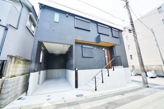 区画、整然とした閑静な住宅街！公園も近く、子育て世帯にもおすすめの住環境♪保土ヶ谷区狩場町　新築戸建ての外観|2020年7月完成の新築分譲住宅です。