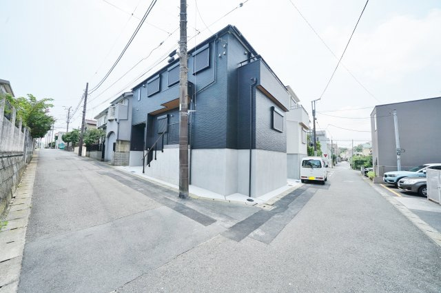区画、整然とした閑静な住宅街！公園も近く、子育て世帯にもおすすめの住環境♪保土ヶ谷区狩場町　新築戸建ての前面道路含む現地写真