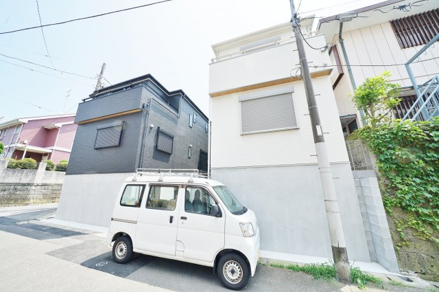 区画、整然とした閑静な住宅街♪公園も近く、子育て世帯にもおすすめの住環境♪保土ヶ谷区狩場町　新築戸建ての外観|窓も多く、通風良好のお住まいです。