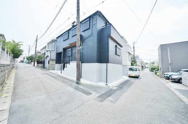 区画、整然とした閑静な住宅街♪公園も近く、子育て世帯にもおすすめの住環境♪保土ヶ谷区狩場町　新築戸建ての前面道路含む現地写真