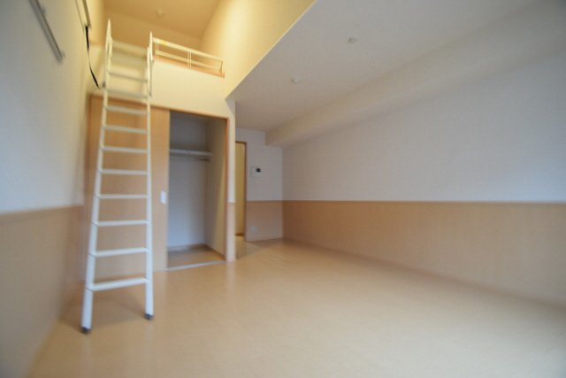 オークヒルの居間・リビング|アクセントクロスで一味違います。