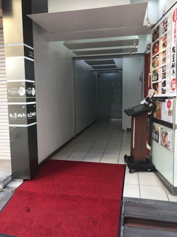 東建ビルのエントランス