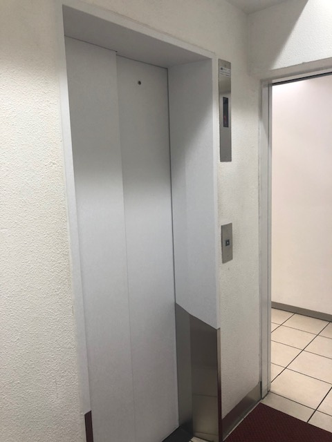 東建ビルのロビー