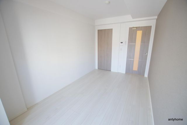 コメンズウメダ　仲介手数料無料の居間・リビング