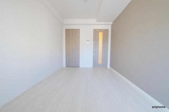 コメンズウメダ　仲介手数料無料の居間・リビング