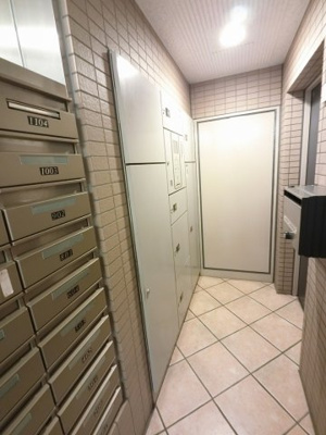 【その他共用部分】 | アドレ川崎 | 不在時にもお荷物が受け取れる宅配ボックスです。