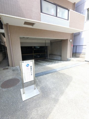 【駐車場】 | アドレ川崎 | 駐車場出入口