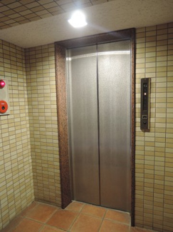 【その他共用部分】 | お買い物時やベビーカーの出し入れに便利なエレベーター付