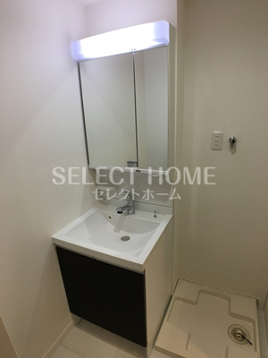 【独立洗面台】 | ヴァンベール岡崎 | 独立洗面台、小物を置くことができて便利です