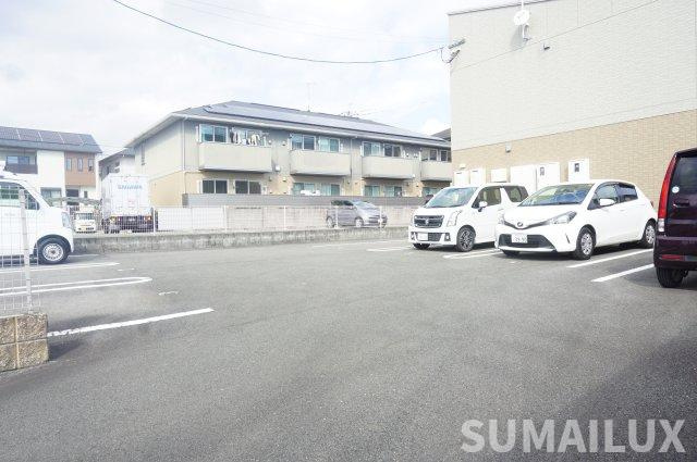 ジュネス涼風の駐車場