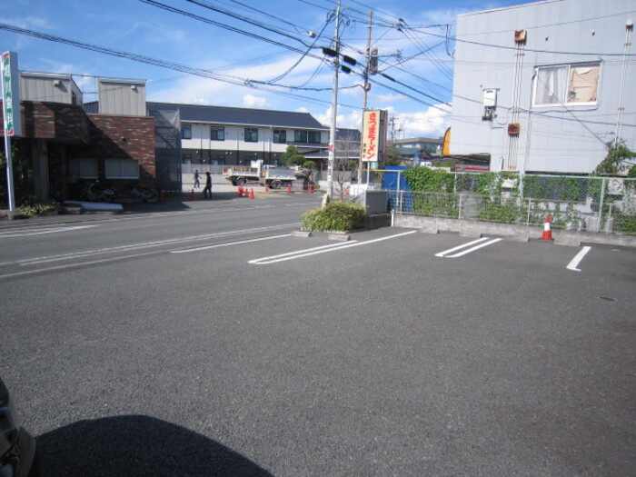 熊本市東区尾ノ上３丁目のアパートの駐車場