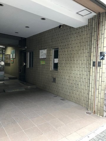 絹川ビルのエントランス