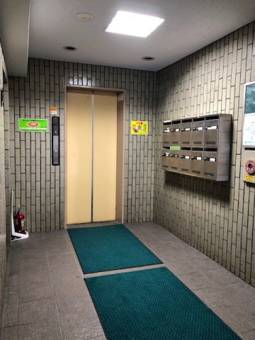 絹川ビルのエントランス
