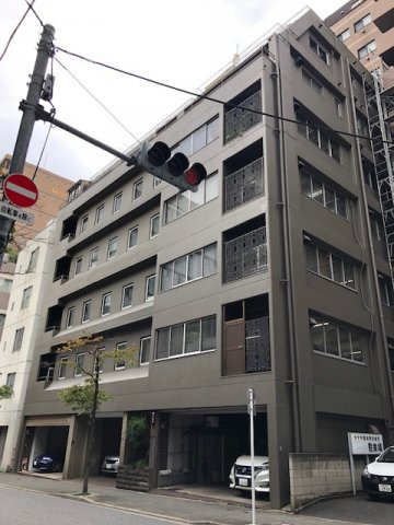 絹川ビルの外観