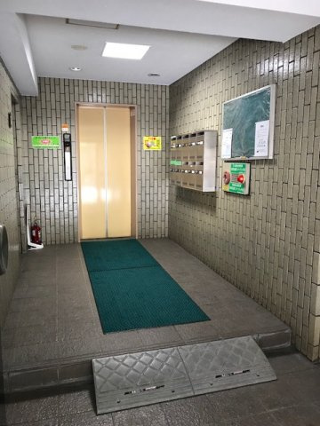 絹川ビルのエントランス