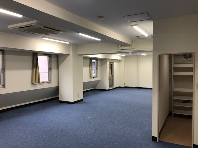 絹川ビルの内装