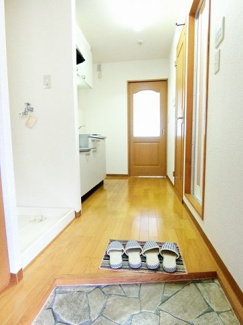【展望】 | 玄関から室内への景観です！キッチンの奥に洋室8.7帖のお部屋があります♪