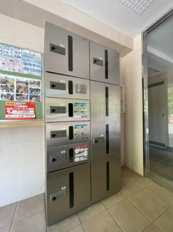 【エントランス】 | 共用エントランスには宅配BOXがあるので荷物の受け取りもスムーズに♪再配達を依頼する手間が省けます☆