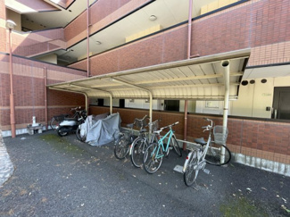 【その他共用部分】 | 屋根付きの駐輪場で雨が降っても大切な自転車が濡れなくてすみますね♪荷物が重いときに自転車があれば助かります！