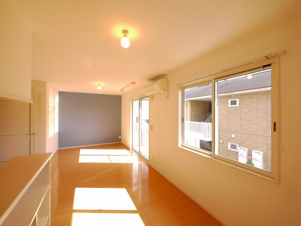 リビングタウンくにみ　Ｂ棟の内装|こちらの居間で趣味の時間をお楽しみください