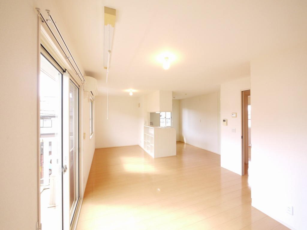 リビングタウンくにみ　Ｂ棟の居間・リビング|こちらの居間で趣味の時間をお楽しみください