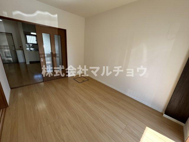 ハイツレジェンドの洋室|落ち着いた色調の洋室です