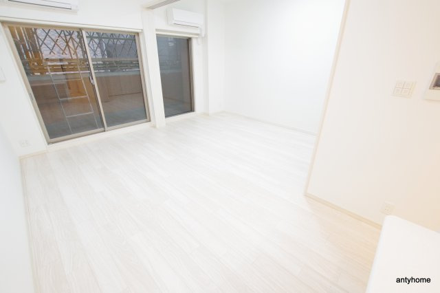 La Douceur天満 仲介手数料無料の居間・リビング