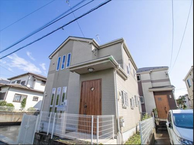 【外観】 | 藤沢市鵠沼藤が谷４丁目　戸建 | 堂々たる趣ながら、主張し過ぎずどこか余裕を感じさせるシャープなフォルムで佇む邸宅は、晴天の空と照らし合わせる事で、本来あるべき完成形の姿を見せてくれます。