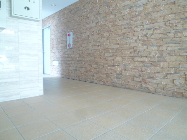 日興桜川ハイツのエントランス