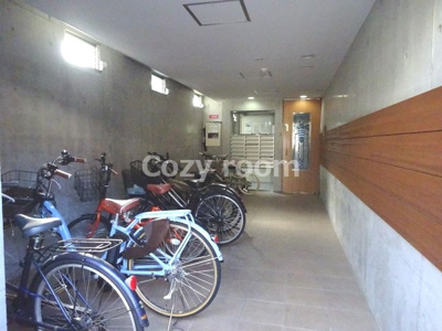 【その他共用部分】 | クオリア吹田 | 自転車置き場です。