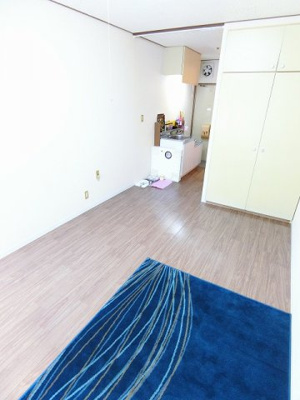 【寝室】 | パナハイツリュウセイA | 南向き洋室6帖☆収納スペースがあります♪荷物を収納できてお部屋がすっきり片付きます☆
