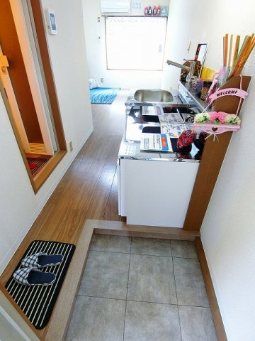 【玄関】 | パナハイツリュウセイA | 玄関から室内への景観です！キッチンの奥に洋室6帖のお部屋があります♪