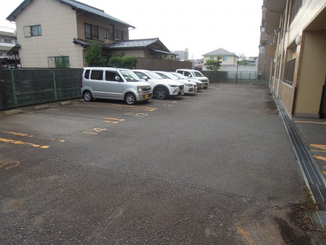 ダイアパレス西別院の駐車場|敷地内駐車場は１２番使用（月額６０００円）