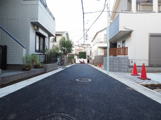 【前面道路含む現地写真】 | 前面道路は新規、アスファルト舗装で交通量は少なめです。綺麗な道路で小さなお子様にも安心です♪