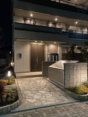 【エントランス】 | 【シャーメゾン】メゾンレグルス | 夜でも明るく石畳・陰影がおしゃれですね