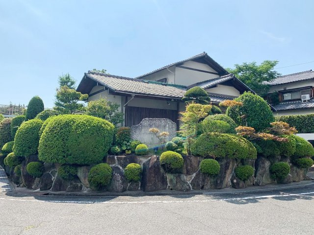 堺市南区茶山台　中古戸建の外観|立派な石垣です。