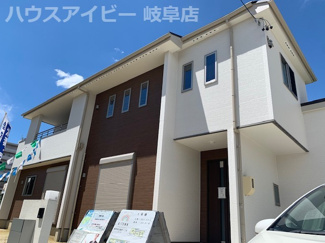 【外観】 | 敷地面積約60坪、駐車スペース４台可能。太陽光搭載。