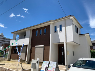 【外観】 | 敷地面積約60坪、駐車スペース４台可能。太陽光搭載。