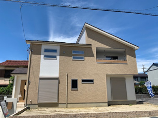 【外観】 | 敷地面積約62坪！駐車スペース４台可能！太陽光発電システム搭載！