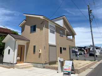 【外観】 | 敷地面積約62坪！駐車スペース４台可能！太陽光発電システム搭載！