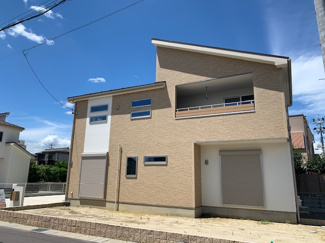 【外観】 | 敷地面積約62坪！駐車スペース４台可能！太陽光発電システム搭載！