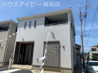 【外観】 | 茶所駅徒歩3分！インナーバルコニー付き
最寄り駅まで徒歩約５分♪名古屋方面にご通勤の方に！お車スペース並列３台可能！