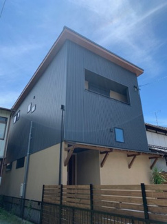 【外観】 | 奥までつながる土間収納スペース！開放感のある吹き抜け！スキップフロアー！21帖のリビングダイニング