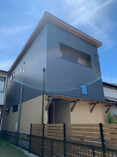 【外観】 | 奥までつながる土間収納スペース！開放感のある吹き抜け！スキップフロアー！21帖のリビングダイニング