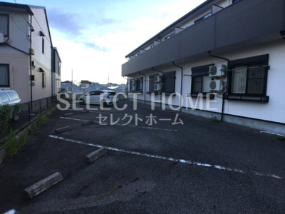【駐車場】 | Ｈｏｕｓｅ　Ｃ．Ｒ．Ａ | 駐車場があるので、車を買う予定の方も安心です