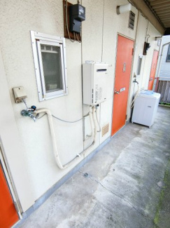 【エントランス】 | 玄関前にある洗濯機置場です！専用のカバーも売っているのでこれを使えば洗濯機が雨に濡れません♪
